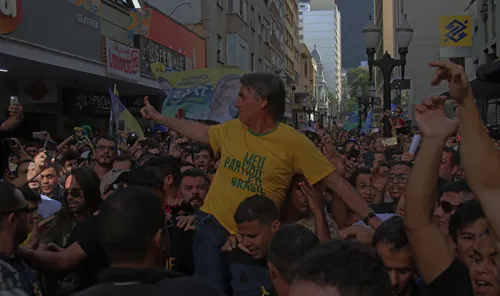 Primeiro momento em que o agressor é flagrado pela reportagem, às 15h37min10s (Fotos: Felipe Couri)