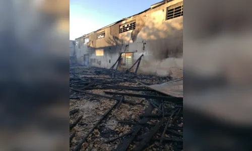 
							Após ser alvo de furto, salão paroquial é destruído por incêndio; veja vídeo
						
						