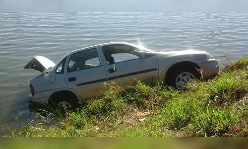 Carro cai em lagoa na zona norte de Apucarana
