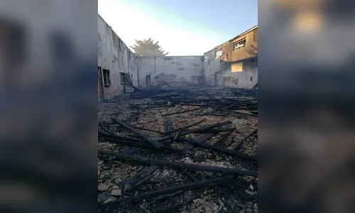 Após ser alvo de furto, salão paroquial é destruído por incêndio; veja vídeo