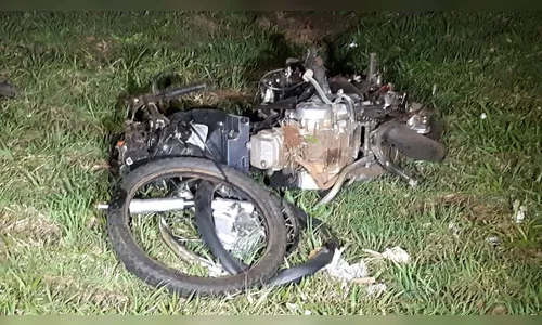 Carro que estaria participando de suposto racha bate em moto e casal de jovens morre na BR-369