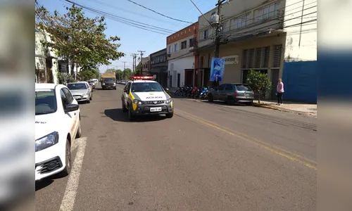 PM detém mulher que danificou veículos após surtar no centro de Apucarana