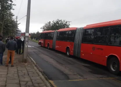 O ônibus seguia para a garagem quando o acidente aconteceu (Foto: Tiago Silv/RICTV Curitiba)