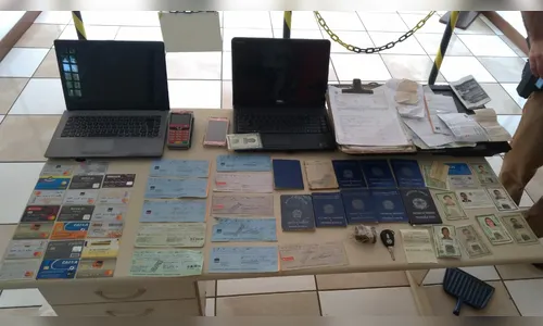 Suspeitos de estelionato são presos com documentos, folhas de cheques, cartões e objetos furtados em Apucarana