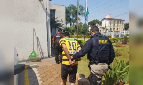
							PRF prende morador de Rolândia com 25 mil maços de cigarros contrabandeados
						
						