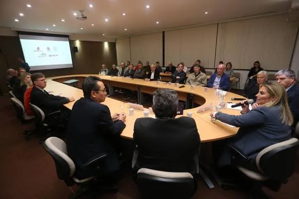 Cida reunida com setor industrial (Foto: Divulgação)