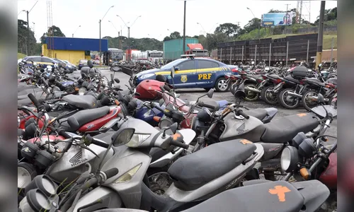 PRF leiloa mais de 800 veículos em Curitiba; 397 estão conservados e têm condições de rodar