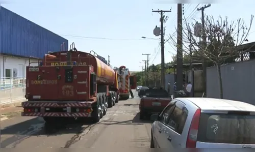 Bombeiros socorrem funcionários de empresa atingida por incêndio em Londrina