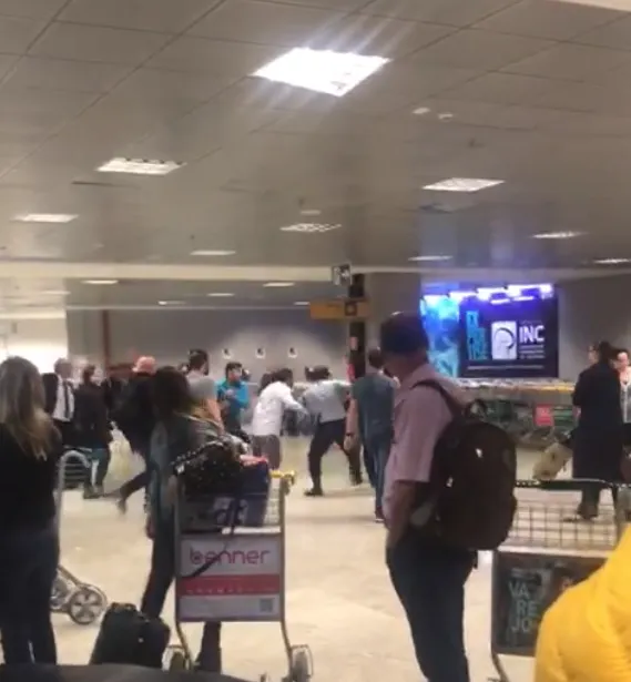 Esbarrão entre passageiros termina em socos e empurrões no saguão de aeroporto