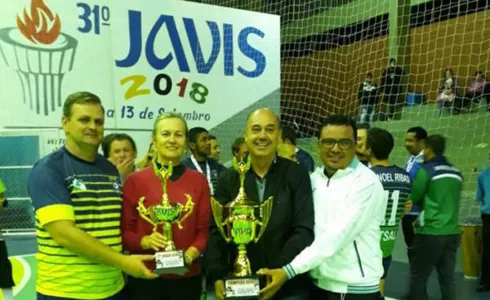 Gilvani Tonelli, prefeita Bete Camilo, prefeito Miguel Amaral e Reginaldo Silva, durante a solenidade de premiação dos JAVI´s - Foto: Divulgação