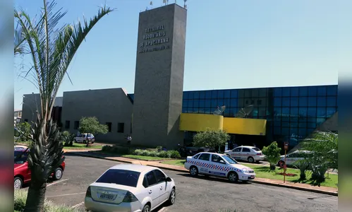 Ladrões rendem mulher e roubam centenas de camisetas na Rodoviária de Apucarana