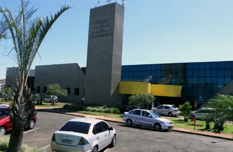 Três homens ocupando um Fiat Fiorino branco com placas de Curitiba roubaram cerca de 300 camisetas na noite de quarta-feira (12), na Estação Rodoviária de Apucarana, na Rua Rio Grande do Sul, no Jardim Apucarana, na zona norte de Apucarana. De acordo com boletim de ocorrência da Polícia Militar (PM), o trio chegou repantimente e parou o veículo na plataforma. Em seguida os homens usaram de força física para render uma funcionária da Empresa Expresso Maringá e roubar três fardos de camisetas, totalizando aproximadamente 300 unidades de roupa. Depois os bandidos fugiram com o Fiat Fiorino pela Avenida Minas Gerais. A PM esteve no local, registrou boletim de ocorrência e realizou diligências, mas os assaltantes não foram localizados - Foto: Reprodução