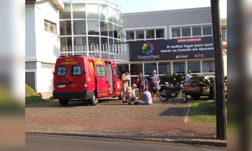 Bombeiros socorrem motociclista após batida e queda no bairro 28 de Janeiro