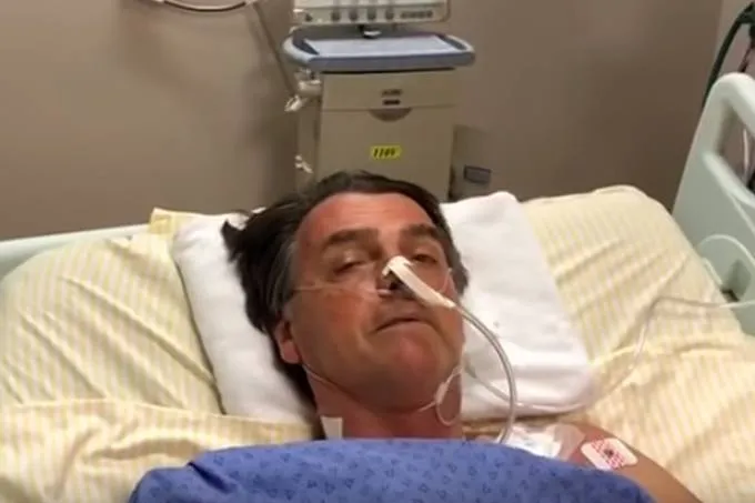 O candidato do PSL à Presidência da República, Jair Bolsonaro, internado na UTI do Hospital Albert Einstein, em São Paulo (YouTube/Reprodução)