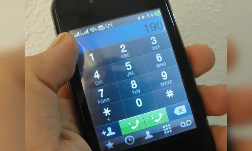   Homem é autuado em residência após aplicar trotes na PM