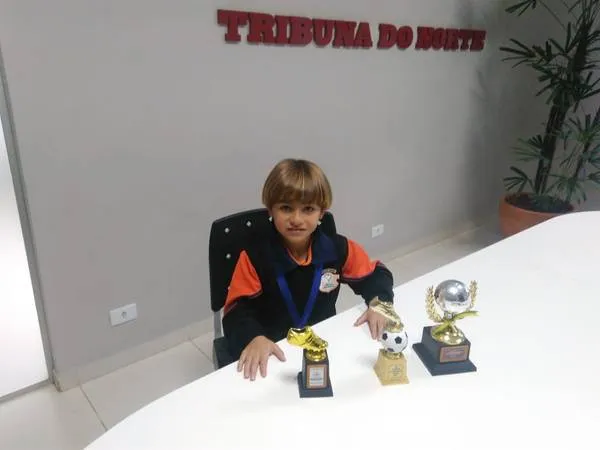 Gustavo Marques Mizael, campeão e artilheiro pelas equipes do Laranja Mecânica e CT Davi Futsal, na redação do Jornal Tribuna do Norte - Foto: TNonline