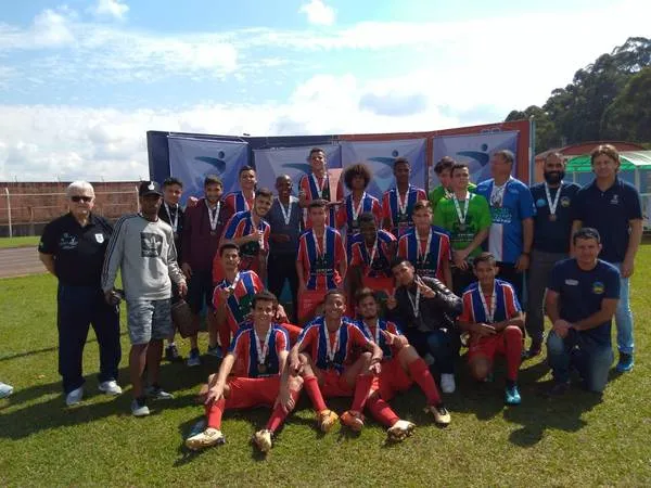 A equipe de futebol de Apucarana ficou em terceiro lugar na fase final A dos Jogos da Juventude do Paraná - Foto: Divulgação