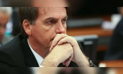 Bolsonaro passa por fisioterapia e caminha pelo quarto