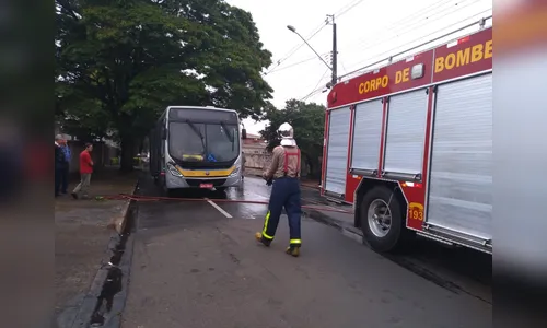 Incêndio em ônibus assusta populares e mobiliza Bombeiros 