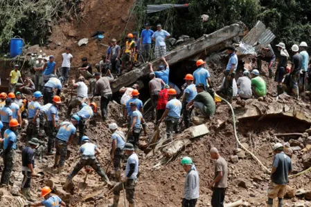 Equipes de resgate buscam por vítimas presas em mina após passagem do tufão Mangkhut pelas Filipinas — Foto: REUTERS/Erik De Castro