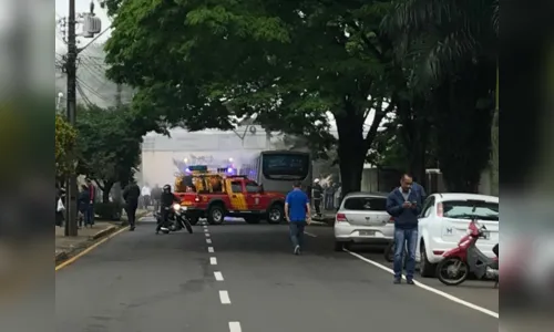 
							Incêndio em ônibus assusta populares e mobiliza Bombeiros 
						
						
