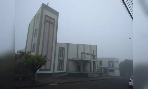 Assaltantes invadem paróquia, amarram padre, seminarista e mulher e roubam carro e objetos