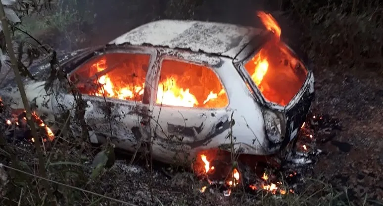 Bandidos roubaram e incendiaram um carro. Foto: Divulgação/Blog do Berimbau