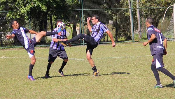 O Campeonato Amador Municipal de Futebol segue a todo vapor em Apucarana - Foto: www.oesporte.com.br