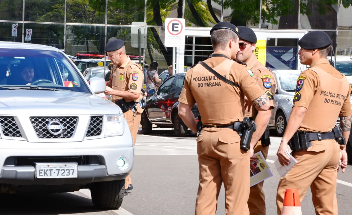 Polícia Militar faz campanha de conscientização no trânsito nesta terça-feira (18). (Foto - Delair Garcia)