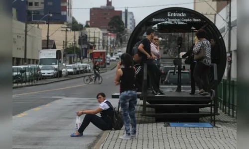 Cobradora de ônibus é apedrejada em tentativa de roubo