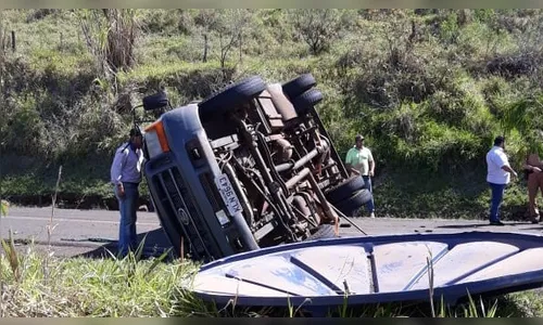 Capotamento causa uma morte e deixa pelo menos duas pessoas feridas