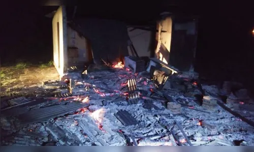 Homem incendeia casa para matar mulher e filho e responsabiliza líder religioso pelo crime