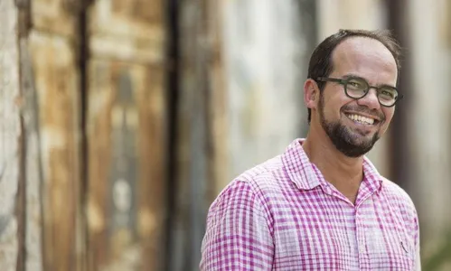 Arapongas recebe jornalista e escritor Marcelo Moutinho