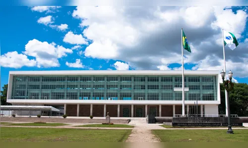 Com pensão vitalícia e salário, ex-governadores ganham até R$ 64 mil