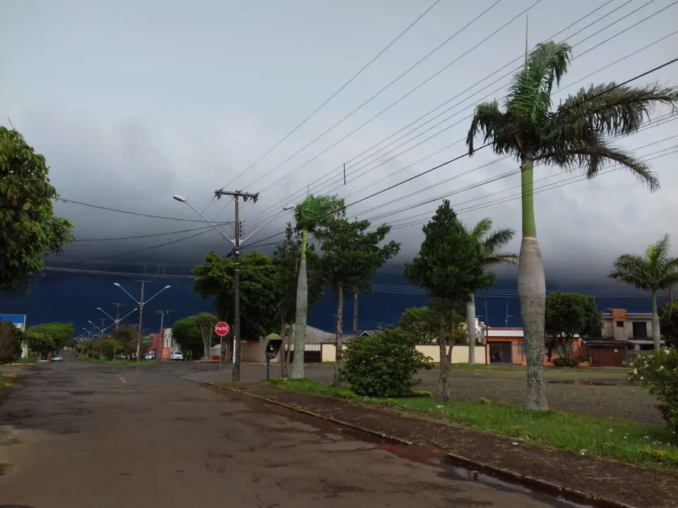 Nuvens carregadas sobre a zona norte de Apucarana nesta quinta-feira (20) - Foto: Delair Garcia