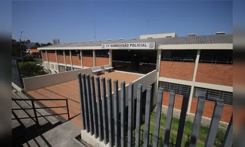 Mãe é presa em bar após trancar filhos pequenos em casa para sair beber