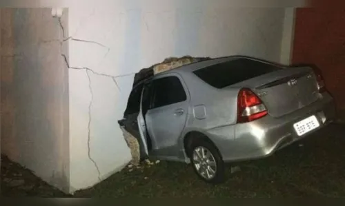 Motorista desgovernado destrói muro de empresa e foge após batida