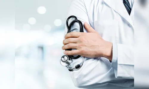 Gaeco prende médico que bateu ponto no SUS e saiu para atender consulta particular