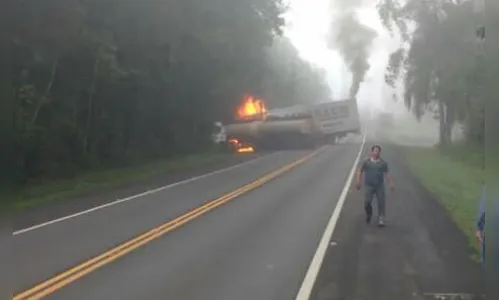 
							Carreta explode após colisão com caminhão na BR-376 e motorista morre carbonizado
						
						