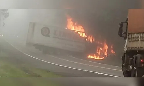 Carreta explode após colisão com caminhão na BR-376 e motorista morre carbonizado
