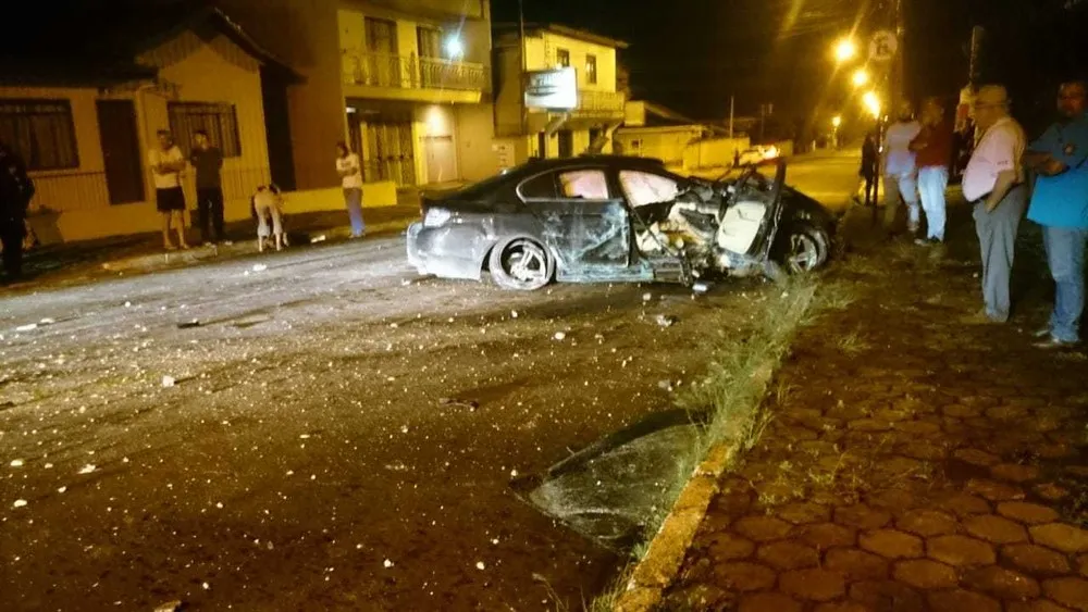 Três pessoas que estavam no carro ficaram feridas; motorista fugiu — Foto: Inez Catarina Mildemberger Eurich/Arquivo Pessoal