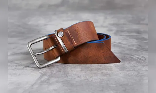 Homem leva surra de cinta após dar 