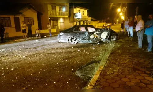 Motorista de BMW perde controle de direção e destrói parede de prédio