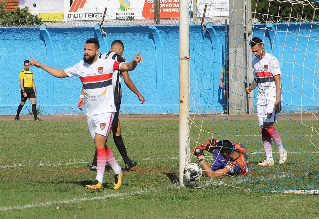 Os dois gols do Apucarana foram marcados pelo atacante Salatiel - Foto: OEsporte.com.br