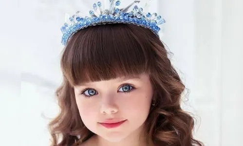 ‘Menininha mais bonita do mundo’ chama atenção na internet no 1º dia de aula