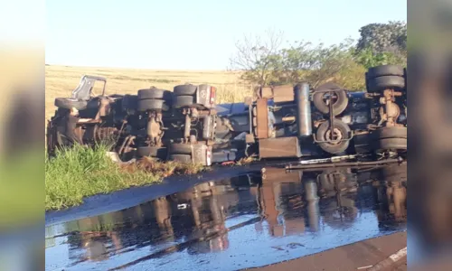 
							Acidente mata criança de 8 anos e deixa quatro feridos na PR-445
						
						