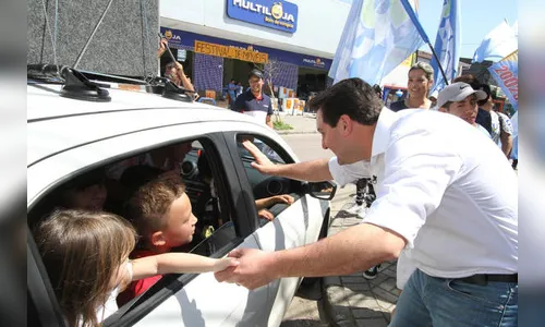 Ratinho Junior faz campanha no litoral 