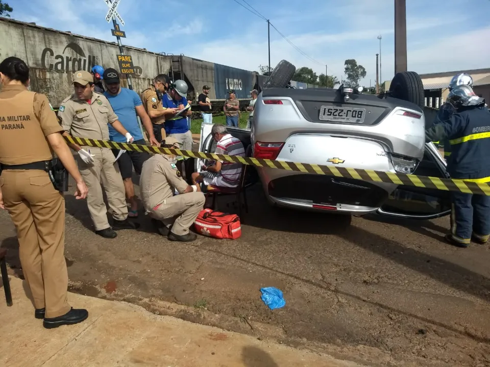 Carro capota após colisão com trem em Apucarana e casal fica ferido - Foto: Reprodução/Whatsapp