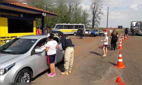 Alunos conscientizam motoristas sobre educação no trânsito em Apucarana