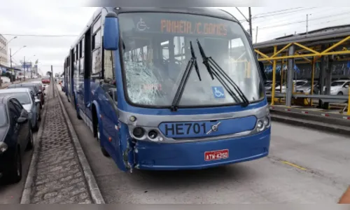 Ao mexer em celular, rapaz morre atropelado por ônibus a caminho de entrevista de emprego